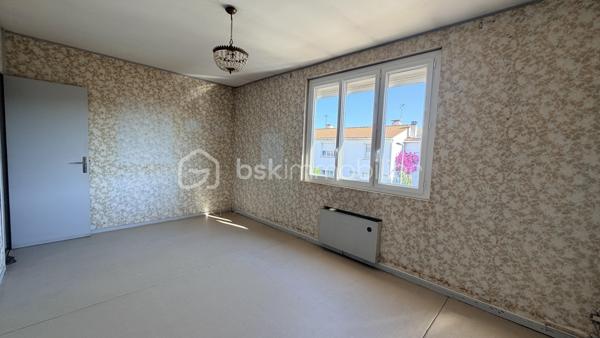 Proche de toutes les commodités et des transports communs, cette maison en deux faces située dans une impasse est composée en rez-de-chaussée d'un hall d'entrée, un salon, une cuisine donnant sur une terrasse couverte avec axé sur le jardin et d'un garage. À l'étage on trouve trois belles chambres, une salle d'eau et un bureau. Cette maison possède sur l'avant un espace extérieur et également un stationnement supplémentaire dans la cour. Sur l'arrière un joli jardin sera le lieu idéal pour passé de bon moment en famille ou entre amis.
À voir très vite.