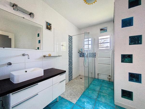Carbon Blanc : Belle propriété familiale - 5 chambres - avec sous-sol