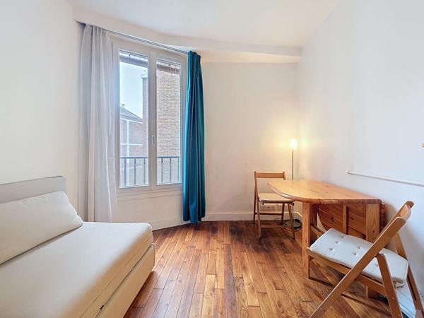 STUDIO AVEC LIT MEZZANINE PARFAIT ETAT