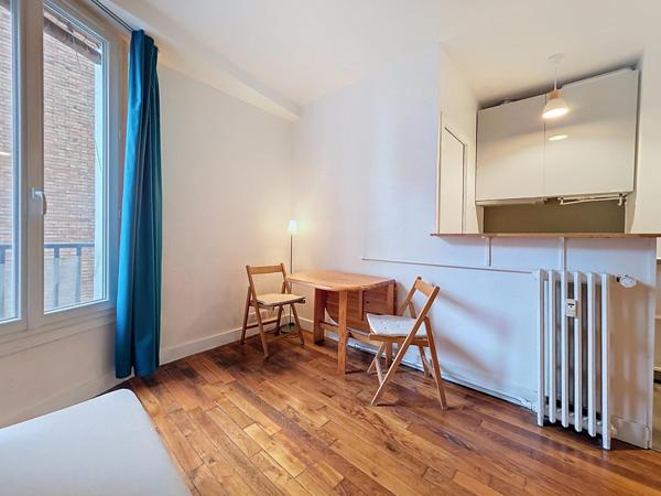 STUDIO AVEC LIT MEZZANINE PARFAIT ETAT