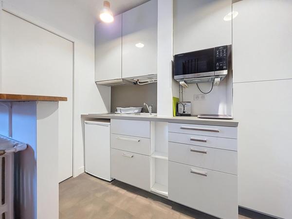 STUDIO AVEC LIT MEZZANINE PARFAIT ETAT