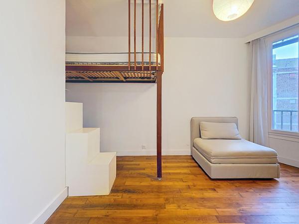 STUDIO AVEC LIT MEZZANINE PARFAIT ETAT