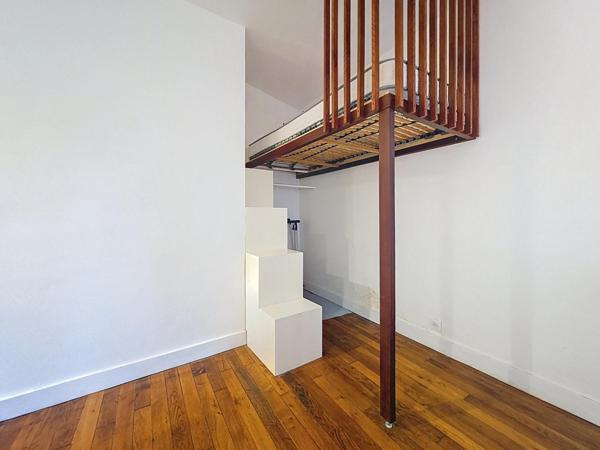 STUDIO AVEC LIT MEZZANINE PARFAIT ETAT