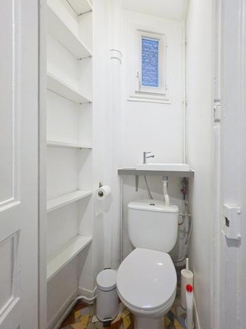 STUDIO AVEC LIT MEZZANINE PARFAIT ETAT