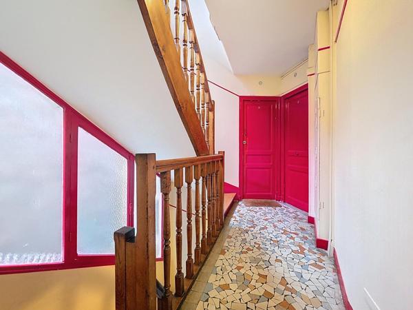 STUDIO AVEC LIT MEZZANINE PARFAIT ETAT