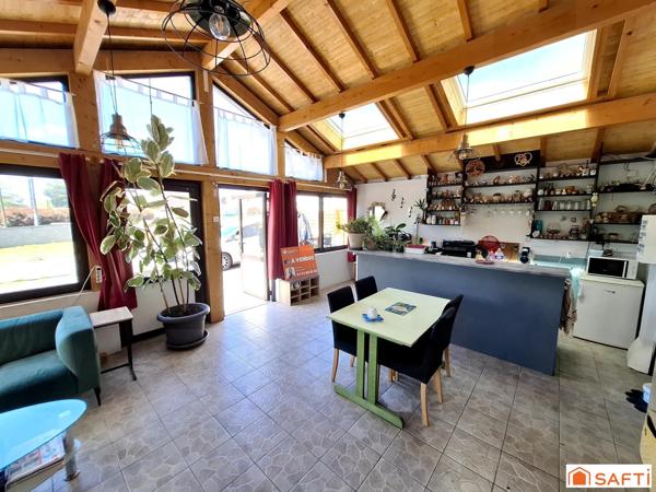 Maison sur 2 niveaux, 5 pièces, 3 chambres, 210m2 et garage
