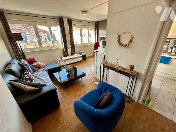 Un appartement de deux pièces lumineux en bon état situé au septième étage.