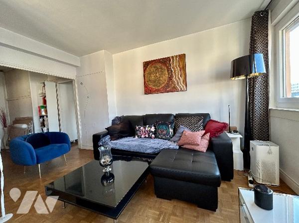 Un appartement de deux pièces lumineux en bon état situé au septième étage.