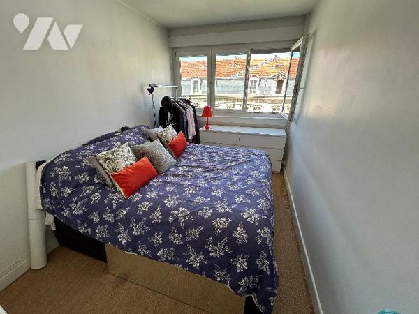 Un appartement de deux pièces lumineux en bon état situé au septième étage.