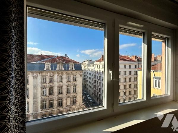 Un appartement de deux pièces lumineux en bon état situé au septième étage.