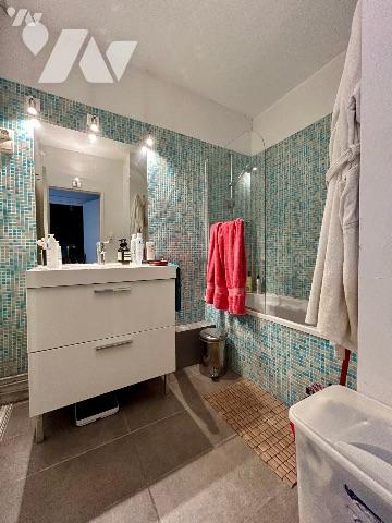 Un appartement de deux pièces lumineux en bon état situé au septième étage.