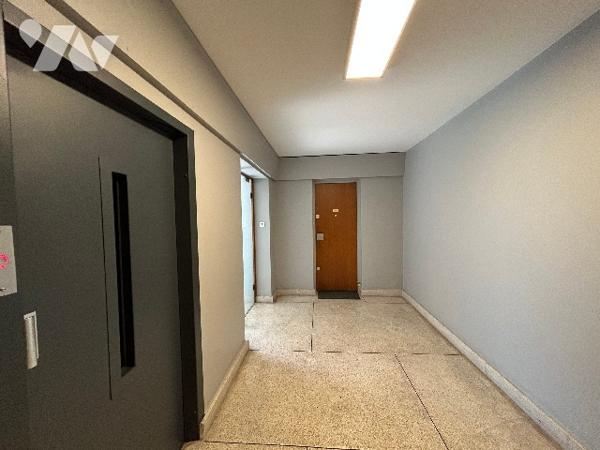 Un appartement de deux pièces lumineux en bon état situé au septième étage.