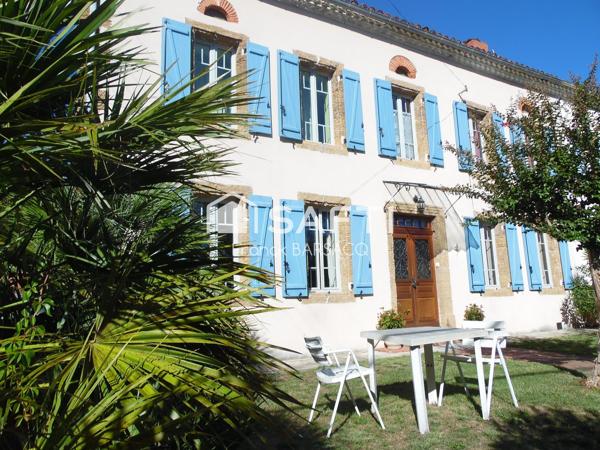 TRES BELLE MAISON EN PIERRE AVEC PISCINE ET JARDIN