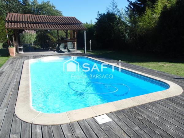 TRES BELLE MAISON EN PIERRE AVEC PISCINE ET JARDIN