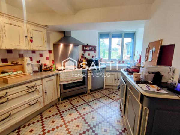 TRES BELLE MAISON EN PIERRE AVEC PISCINE ET JARDIN
