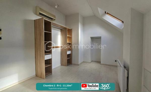 Une maison en exclusivité avec ses points forts :

- Secteur au calme de Saint Jean de la Ruelle, 
- Charme de l'ancien, 
- Agréable jardin, 
- Piscine, 
- Espace terrasse de plus de 100m²,
- Double carport/garage motorisé de 36m², 
- Luminosité,
- Suite parentale au RDC, 
- Rangements
- Grande salle de bain...

La maison : 
Maison vigneronne de plus de 122m² - Fin du 19ème siècle - 4 chambres, 2 salles de bain/eau - 2 toilettes. 

Le rez de chaussée : 
Une entrée sur pièce à vivre - Belle hauteur sous plafond - Poutres apparentes - Pièce à vivre avec cuisine ouverte - Cheminée avec insert Polyflam - Accès terrasse depuis la pièce à vivre - Espace terrasse de plus de 100m² - Toilettes séparées - Suite parentale avec salle d'eau et dressing privatifs - Accès piscine depuis la chambre.

L'étage : 
Espace mezzanine non négligeable pour rangement ou coin bureau - 3 chambres - Rangements - Grande salle de bain avec double vasque, baignoire, douche et toilettes.

Extérieurs et dépendances :
Parcelle de 675m² environ - Au calme, entourée de végétation - Aucun vis à vis - Double carport/garage motorisé de 36m² - Abris de rangement 15m² environ - Bûcher 10m² environ - Piscine chauffée avec nage contre courant avec alarme - Espace terrasse de plus de 100m²

Côté technique : 
Longère vigneronne de 1840 rénovée en 2005 - Toiture en ardoises d'Angers - Forage - Adoucisseur - Pas d'anomalie électrique - Poêle Polyflam pour toute la maison - Climatisation réversible - Murs en moellons - Isolation intérieure 9/15cm - Isolation combles 20/50cm - Menuiseries double vitrage - Plancher chauffant RDC - VMC 2020 - Assainissement collectif - Porte d'entrée neuve - Panneaux photovoltaïques pour plus d'autonomie

Le secteur : 
Idéalement située aux portes d’Orléans, la commune de Saint-Jean-de-la-Ruelle séduit par sa qualité de vie familiale et sa proximité immédiate avec le centre-ville orléanais. Intégrée à Orléans Métropole, elle bénéficie de nombreux équipements, établissements scolaires, commerces et infrastructures du quotidien. Le secteur dispose de plusieurs écoles maternelles et élémentaires, de collèges ainsi que d’un lycée professionnel, offrant un parcours scolaire complet pour les familles. Les commerces de proximité, le centre commercial des Trois Fontaines et les services facilitent un quotidien pratique et dynamique. Côté transports, la commune est desservie par le réseau TAO avec tramway et lignes de bus permettant de rejoindre rapidement Orléans et l’ensemble de l’agglomération. L’accès aux grands axes routiers est également un véritable atout, avec la tangentielle et les autoroutes A10 et A71 accessibles en quelques minutes, facilitant les déplacements vers Paris, Tours ou Blois.

Visite virtuelle 360° sur demande,
Vidéo de présentation sur ma page YouTube,
J'attends votre appel pour planifier une visite. Dans le cadre de votre projet d’acquisition et conformément aux dispositions de la loi ELAN, nous souhaitons vous informer de vos droits avant la visite du bien que vous envisagez. Nous vous rappelons que vous avez la possibilité de vous faire accompagner, lors de la visite, par un professionnel de la construction de votre choix (architecte, expert en bâtiment, maître d’œuvre, artisan, etc.). Cette démarche peut vous permettre d’obtenir un avis technique éclairé sur l’état du bien, d’identifier d’éventuels travaux à prévoir et de sécuriser votre projet d’acquisition. Nous vous remercions de bien vouloir nous informer en amont de la visite si vous souhaitez être accompagné(e), afin de faciliter l’organisation de celle-ci dans les meilleures conditions.