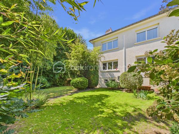 MONTIGNY LES METZ- Erigée sur environ 4 ares.
En exclusivité et à l'abri des regards, découvrez cette charmante maison mitoyenne repensée avec charme et caractère.
Derrière sa façade discrète, une entrée s'ouvre sur un vestiaire ; un salon-salle à manger ; une cuisine complète, élégante et design ; des toilettes.
A l'étage, 3 chambres, une Salle de Bain avec baignoire et toilettes.
Sans travaux, elle dévoile une élégance discrète.

A l'extérieur, l'atout charme de ce bien : un écrin végétal singulier, un lieu de vie à part entière.
Ce jardin intimiste, rafraîchissant et sans vis à vis est une véritable invitation à la détente.

Un Garage, une buanderie et des pièces de rangement complètent ce bien.

ATOUTS ET TECHNIQUE :

-CLIMATISATION dans la chambre principale.
-chaudière GAZ AUX NORMES.
-Combles aménageables.
-électricité CONFORME.
-Piscinable.

Je reste disponible avec plaisir pour découvrir cette belle maison.
VISITE VIRTUELLE SUR DEMANDE.