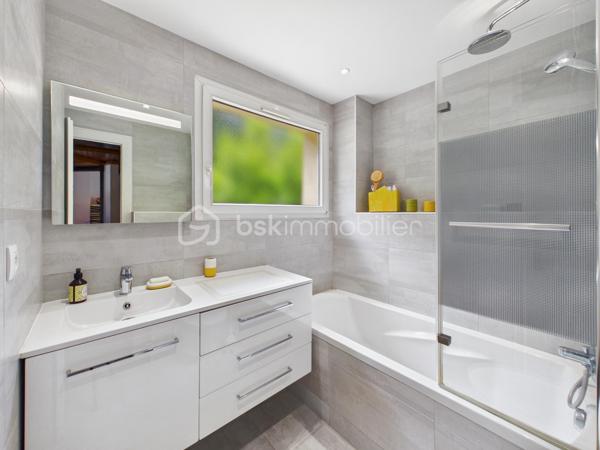 MONTIGNY LES METZ- Erigée sur environ 4 ares.
En exclusivité et à l'abri des regards, découvrez cette charmante maison mitoyenne repensée avec charme et caractère.
Derrière sa façade discrète, une entrée s'ouvre sur un vestiaire ; un salon-salle à manger ; une cuisine complète, élégante et design ; des toilettes.
A l'étage, 3 chambres, une Salle de Bain avec baignoire et toilettes.
Sans travaux, elle dévoile une élégance discrète.

A l'extérieur, l'atout charme de ce bien : un écrin végétal singulier, un lieu de vie à part entière.
Ce jardin intimiste, rafraîchissant et sans vis à vis est une véritable invitation à la détente.

Un Garage, une buanderie et des pièces de rangement complètent ce bien.

ATOUTS ET TECHNIQUE :

-CLIMATISATION dans la chambre principale.
-chaudière GAZ AUX NORMES.
-Combles aménageables.
-électricité CONFORME.
-Piscinable.

Je reste disponible avec plaisir pour découvrir cette belle maison.
VISITE VIRTUELLE SUR DEMANDE.