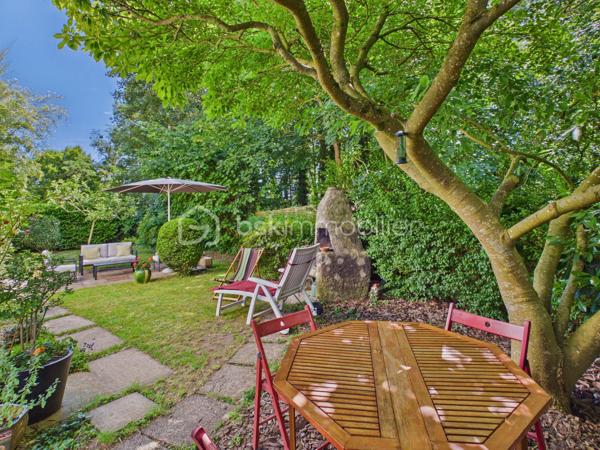 MONTIGNY LES METZ- Erigée sur environ 4 ares.
En exclusivité et à l'abri des regards, découvrez cette charmante maison mitoyenne repensée avec charme et caractère.
Derrière sa façade discrète, une entrée s'ouvre sur un vestiaire ; un salon-salle à manger ; une cuisine complète, élégante et design ; des toilettes.
A l'étage, 3 chambres, une Salle de Bain avec baignoire et toilettes.
Sans travaux, elle dévoile une élégance discrète.

A l'extérieur, l'atout charme de ce bien : un écrin végétal singulier, un lieu de vie à part entière.
Ce jardin intimiste, rafraîchissant et sans vis à vis est une véritable invitation à la détente.

Un Garage, une buanderie et des pièces de rangement complètent ce bien.

ATOUTS ET TECHNIQUE :

-CLIMATISATION dans la chambre principale.
-chaudière GAZ AUX NORMES.
-Combles aménageables.
-électricité CONFORME.
-Piscinable.

Je reste disponible avec plaisir pour découvrir cette belle maison.
VISITE VIRTUELLE SUR DEMANDE.