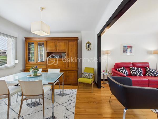 MONTIGNY LES METZ- Erigée sur environ 4 ares.
En exclusivité et à l'abri des regards, découvrez cette charmante maison mitoyenne repensée avec charme et caractère.
Derrière sa façade discrète, une entrée s'ouvre sur un vestiaire ; un salon-salle à manger ; une cuisine complète, élégante et design ; des toilettes.
A l'étage, 3 chambres, une Salle de Bain avec baignoire et toilettes.
Sans travaux, elle dévoile une élégance discrète.

A l'extérieur, l'atout charme de ce bien : un écrin végétal singulier, un lieu de vie à part entière.
Ce jardin intimiste, rafraîchissant et sans vis à vis est une véritable invitation à la détente.

Un Garage, une buanderie et des pièces de rangement complètent ce bien.

ATOUTS ET TECHNIQUE :

-CLIMATISATION dans la chambre principale.
-chaudière GAZ AUX NORMES.
-Combles aménageables.
-électricité CONFORME.
-Piscinable.

Je reste disponible avec plaisir pour découvrir cette belle maison.
VISITE VIRTUELLE SUR DEMANDE.