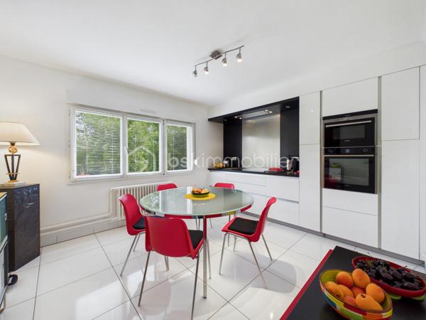MONTIGNY LES METZ- Erigée sur environ 4 ares.
En exclusivité et à l'abri des regards, découvrez cette charmante maison mitoyenne repensée avec charme et caractère.
Derrière sa façade discrète, une entrée s'ouvre sur un vestiaire ; un salon-salle à manger ; une cuisine complète, élégante et design ; des toilettes.
A l'étage, 3 chambres, une Salle de Bain avec baignoire et toilettes.
Sans travaux, elle dévoile une élégance discrète.

A l'extérieur, l'atout charme de ce bien : un écrin végétal singulier, un lieu de vie à part entière.
Ce jardin intimiste, rafraîchissant et sans vis à vis est une véritable invitation à la détente.

Un Garage, une buanderie et des pièces de rangement complètent ce bien.

ATOUTS ET TECHNIQUE :

-CLIMATISATION dans la chambre principale.
-chaudière GAZ AUX NORMES.
-Combles aménageables.
-électricité CONFORME.
-Piscinable.

Je reste disponible avec plaisir pour découvrir cette belle maison.
VISITE VIRTUELLE SUR DEMANDE.