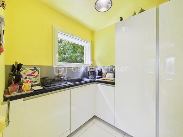 MONTIGNY LES METZ- Erigée sur environ 4 ares.
En exclusivité et à l'abri des regards, découvrez cette charmante maison mitoyenne repensée avec charme et caractère.
Derrière sa façade discrète, une entrée s'ouvre sur un vestiaire ; un salon-salle à manger ; une cuisine complète, élégante et design ; des toilettes.
A l'étage, 3 chambres, une Salle de Bain avec baignoire et toilettes.
Sans travaux, elle dévoile une élégance discrète.

A l'extérieur, l'atout charme de ce bien : un écrin végétal singulier, un lieu de vie à part entière.
Ce jardin intimiste, rafraîchissant et sans vis à vis est une véritable invitation à la détente.

Un Garage, une buanderie et des pièces de rangement complètent ce bien.

ATOUTS ET TECHNIQUE :

-CLIMATISATION dans la chambre principale.
-chaudière GAZ AUX NORMES.
-Combles aménageables.
-électricité CONFORME.
-Piscinable.

Je reste disponible avec plaisir pour découvrir cette belle maison.
VISITE VIRTUELLE SUR DEMANDE.