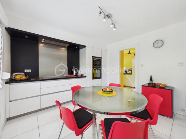 MONTIGNY LES METZ- Erigée sur environ 4 ares.
En exclusivité et à l'abri des regards, découvrez cette charmante maison mitoyenne repensée avec charme et caractère.
Derrière sa façade discrète, une entrée s'ouvre sur un vestiaire ; un salon-salle à manger ; une cuisine complète, élégante et design ; des toilettes.
A l'étage, 3 chambres, une Salle de Bain avec baignoire et toilettes.
Sans travaux, elle dévoile une élégance discrète.

A l'extérieur, l'atout charme de ce bien : un écrin végétal singulier, un lieu de vie à part entière.
Ce jardin intimiste, rafraîchissant et sans vis à vis est une véritable invitation à la détente.

Un Garage, une buanderie et des pièces de rangement complètent ce bien.

ATOUTS ET TECHNIQUE :

-CLIMATISATION dans la chambre principale.
-chaudière GAZ AUX NORMES.
-Combles aménageables.
-électricité CONFORME.
-Piscinable.

Je reste disponible avec plaisir pour découvrir cette belle maison.
VISITE VIRTUELLE SUR DEMANDE.