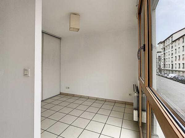 LYON 8 - RUE MARYSE BASTIE - T1 BIS D'ENVIRON 32 M² AVEC PARKING EN SOUS-SOL