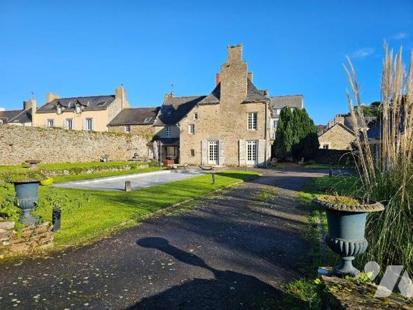 Centre de Cancale, rare à la vente, magnifique propriété avec piscine, à laquelle s'ajoute un a...