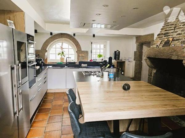 Centre de Cancale, rare à la vente, magnifique propriété avec piscine, à laquelle s'ajoute un a...