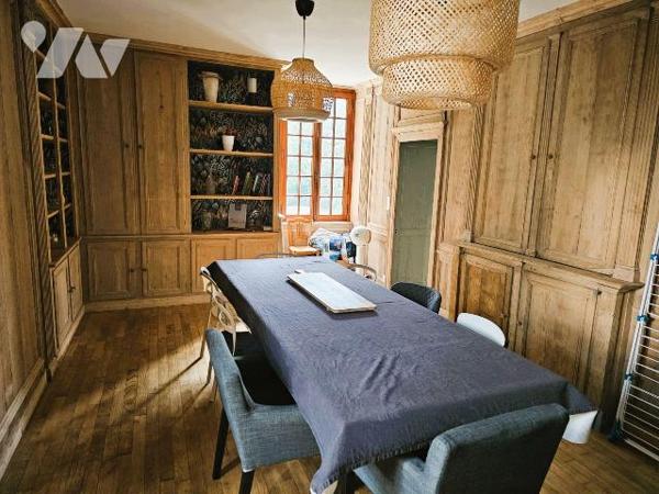 Centre de Cancale, rare à la vente, magnifique propriété avec piscine, à laquelle s'ajoute un a...