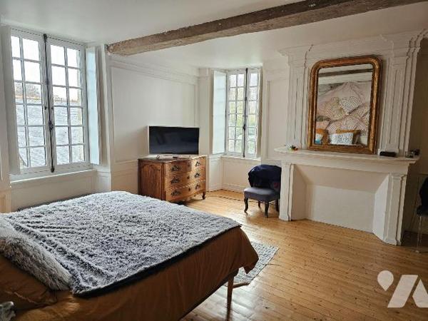 Centre de Cancale, rare à la vente, magnifique propriété avec piscine, à laquelle s'ajoute un a...