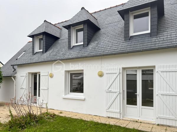 À VENDRE – Maison familiale de 89 m² à Plobannalec-Lesconil**

Située sur la commune de Plobannalec-Lesconil, venez découvrir cette agréable maison de 89 m², idéale pour une famille ou un premier achat.

Au rez-de-chaussée, vous profiterez d'une belle pièce de vie lumineuse, ouverte sur la cuisine, offrant un espace convivial pour partager de bons moments. Une salle d'eau ainsi qu'un garage complètent ce niveau.

À l'étage, la maison dispose de trois chambres, ainsi qu'un espace pouvant être aménagé en coin bureau ou dressing, selon vos besoins.

L'ensemble est implanté sur un terrain de 375 m², offrant un agréable extérieur facile d'entretien.



* Située dans un environnement agréable, à proximité des commerces, des écoles et des plages de Lesconil.

Une maison fonctionnelle et chaleureuse à découvrir sans tarder !

Contactez-nous pour organiser une visite.