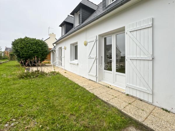 À VENDRE – Maison familiale de 89 m² à Plobannalec-Lesconil**

Située sur la commune de Plobannalec-Lesconil, venez découvrir cette agréable maison de 89 m², idéale pour une famille ou un premier achat.

Au rez-de-chaussée, vous profiterez d'une belle pièce de vie lumineuse, ouverte sur la cuisine, offrant un espace convivial pour partager de bons moments. Une salle d'eau ainsi qu'un garage complètent ce niveau.

À l'étage, la maison dispose de trois chambres, ainsi qu'un espace pouvant être aménagé en coin bureau ou dressing, selon vos besoins.

L'ensemble est implanté sur un terrain de 375 m², offrant un agréable extérieur facile d'entretien.



* Située dans un environnement agréable, à proximité des commerces, des écoles et des plages de Lesconil.

Une maison fonctionnelle et chaleureuse à découvrir sans tarder !

Contactez-nous pour organiser une visite.