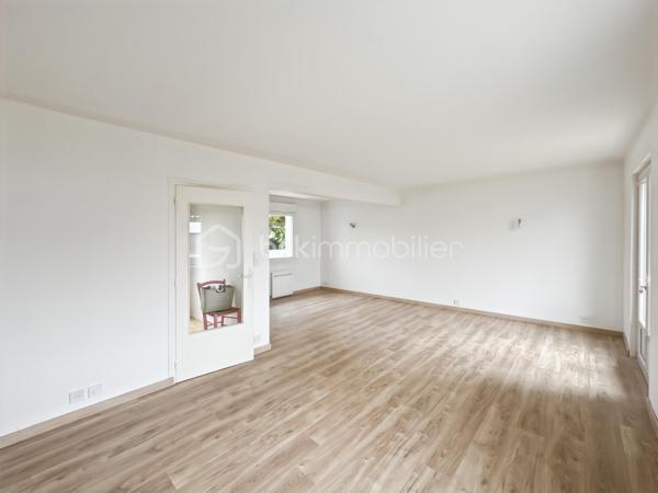 À VENDRE – Maison familiale de 89 m² à Plobannalec-Lesconil**

Située sur la commune de Plobannalec-Lesconil, venez découvrir cette agréable maison de 89 m², idéale pour une famille ou un premier achat.

Au rez-de-chaussée, vous profiterez d'une belle pièce de vie lumineuse, ouverte sur la cuisine, offrant un espace convivial pour partager de bons moments. Une salle d'eau ainsi qu'un garage complètent ce niveau.

À l'étage, la maison dispose de trois chambres, ainsi qu'un espace pouvant être aménagé en coin bureau ou dressing, selon vos besoins.

L'ensemble est implanté sur un terrain de 375 m², offrant un agréable extérieur facile d'entretien.



* Située dans un environnement agréable, à proximité des commerces, des écoles et des plages de Lesconil.

Une maison fonctionnelle et chaleureuse à découvrir sans tarder !

Contactez-nous pour organiser une visite.
