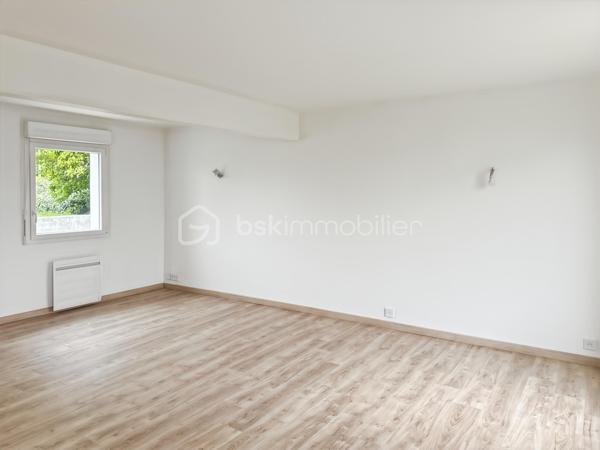 À VENDRE – Maison familiale de 89 m² à Plobannalec-Lesconil**

Située sur la commune de Plobannalec-Lesconil, venez découvrir cette agréable maison de 89 m², idéale pour une famille ou un premier achat.

Au rez-de-chaussée, vous profiterez d'une belle pièce de vie lumineuse, ouverte sur la cuisine, offrant un espace convivial pour partager de bons moments. Une salle d'eau ainsi qu'un garage complètent ce niveau.

À l'étage, la maison dispose de trois chambres, ainsi qu'un espace pouvant être aménagé en coin bureau ou dressing, selon vos besoins.

L'ensemble est implanté sur un terrain de 375 m², offrant un agréable extérieur facile d'entretien.



* Située dans un environnement agréable, à proximité des commerces, des écoles et des plages de Lesconil.

Une maison fonctionnelle et chaleureuse à découvrir sans tarder !

Contactez-nous pour organiser une visite.