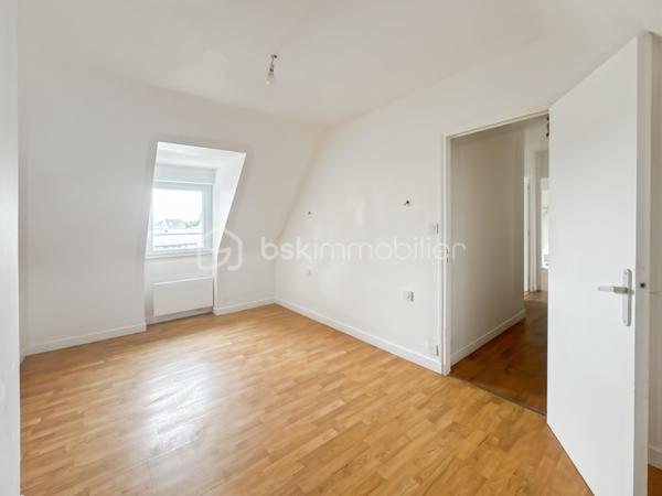 À VENDRE – Maison familiale de 89 m² à Plobannalec-Lesconil**

Située sur la commune de Plobannalec-Lesconil, venez découvrir cette agréable maison de 89 m², idéale pour une famille ou un premier achat.

Au rez-de-chaussée, vous profiterez d'une belle pièce de vie lumineuse, ouverte sur la cuisine, offrant un espace convivial pour partager de bons moments. Une salle d'eau ainsi qu'un garage complètent ce niveau.

À l'étage, la maison dispose de trois chambres, ainsi qu'un espace pouvant être aménagé en coin bureau ou dressing, selon vos besoins.

L'ensemble est implanté sur un terrain de 375 m², offrant un agréable extérieur facile d'entretien.



* Située dans un environnement agréable, à proximité des commerces, des écoles et des plages de Lesconil.

Une maison fonctionnelle et chaleureuse à découvrir sans tarder !

Contactez-nous pour organiser une visite.