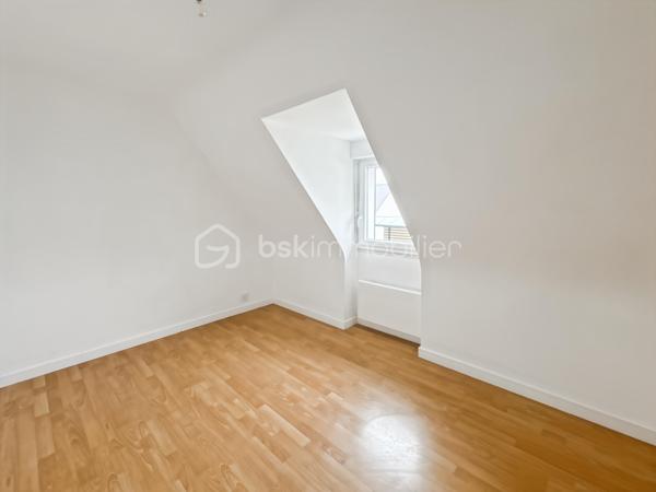 À VENDRE – Maison familiale de 89 m² à Plobannalec-Lesconil**

Située sur la commune de Plobannalec-Lesconil, venez découvrir cette agréable maison de 89 m², idéale pour une famille ou un premier achat.

Au rez-de-chaussée, vous profiterez d'une belle pièce de vie lumineuse, ouverte sur la cuisine, offrant un espace convivial pour partager de bons moments. Une salle d'eau ainsi qu'un garage complètent ce niveau.

À l'étage, la maison dispose de trois chambres, ainsi qu'un espace pouvant être aménagé en coin bureau ou dressing, selon vos besoins.

L'ensemble est implanté sur un terrain de 375 m², offrant un agréable extérieur facile d'entretien.



* Située dans un environnement agréable, à proximité des commerces, des écoles et des plages de Lesconil.

Une maison fonctionnelle et chaleureuse à découvrir sans tarder !

Contactez-nous pour organiser une visite.