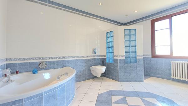 Ventenac-en-Minervois (11120) À acheter à Ventenac-En-Minervois : immense maison avec 4 chambres