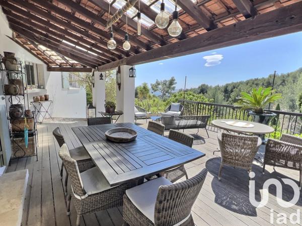 Maison traditionnelle 8 pièces de 179 m² à Bandol (83150)