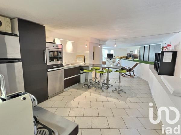 Maison traditionnelle 8 pièces de 179 m² à Bandol (83150)