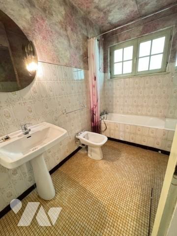 Maison FROTEY LES VESOUL avec grand terrain arboré et 5 chambres avec terrain sur trois niveaux