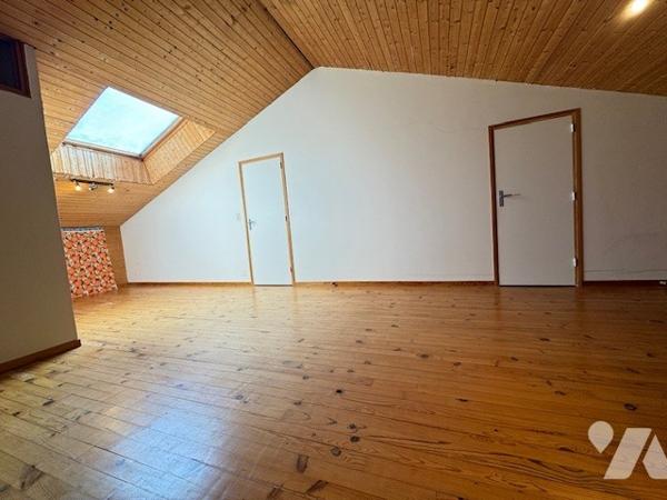 Maison FROTEY LES VESOUL avec grand terrain arboré et 5 chambres avec terrain sur trois niveaux