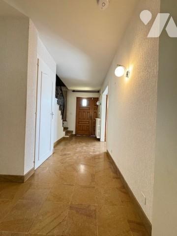 Maison FROTEY LES VESOUL avec grand terrain arboré et 5 chambres avec terrain sur trois niveaux
