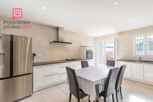 Maison de plain pieds de 103 m2 construite en  2022 à Carpentras. Terrain 302 m2