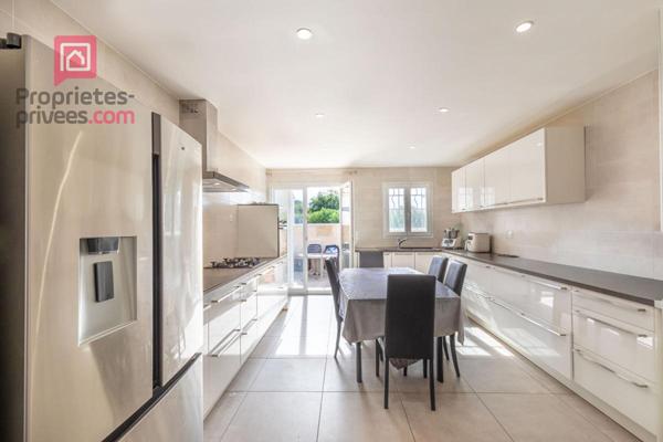 Maison de plain pieds de 103 m2 construite en  2022 à Carpentras. Terrain 302 m2