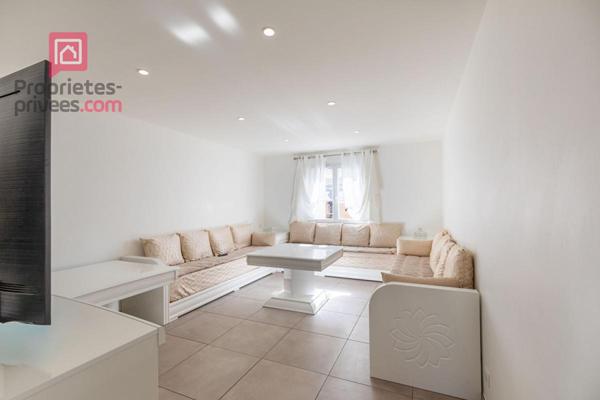 Maison de plain pieds de 103 m2 construite en  2022 à Carpentras. Terrain 302 m2