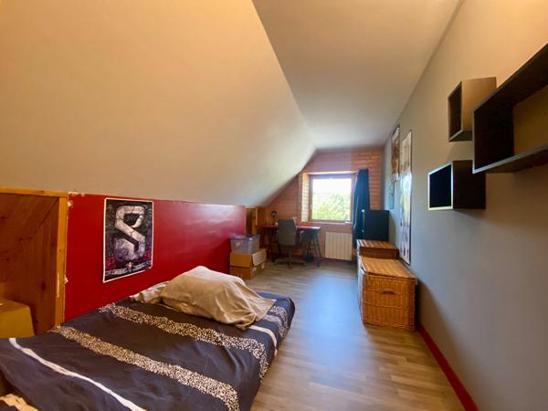 Exclusivité - Maison en bois à Fresnes, proche Contres et à 20 minutes de Blois ? En exclusivité, découvrez cette charmante maison à Fresnes, idéalement située à seulement quelques minutes de Contres et à 20 minutes de Blois. Construite dans les années 2