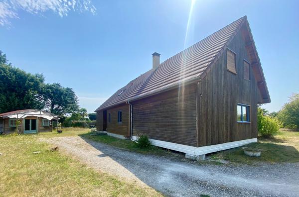Exclusivité - Maison en bois à Fresnes, proche Contres et à 20 minutes de Blois ? En exclusivité, découvrez cette charmante maison à Fresnes, idéalement située à seulement quelques minutes de Contres et à 20 minutes de Blois. Construite dans les années 2