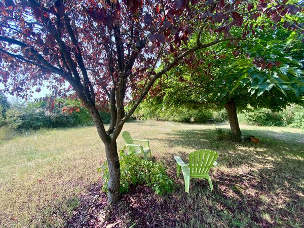Exclusivité - Maison en bois à Fresnes, proche Contres et à 20 minutes de Blois ? En exclusivité, découvrez cette charmante maison à Fresnes, idéalement située à seulement quelques minutes de Contres et à 20 minutes de Blois. Construite dans les années 2